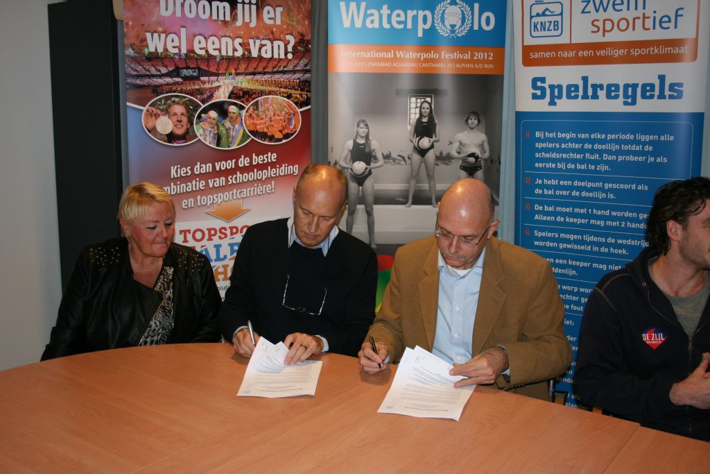 Ondertekening KNZB-WOC overeenkomst 2013